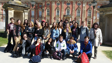 Gruppenfoto der Austauschschüler vor dem Neuen Palais in Potsdam