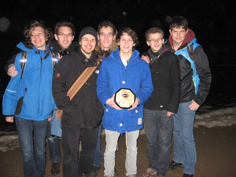 Das Teams „Herder-Berlin“ am nächtlichen Nordseestrand bei Noordwijk