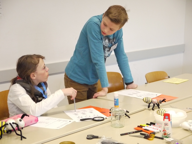 Jan erläutert Antonia, einer Schülerin der Biesalski-Förderschule, den Aufbau einer Arbeiterin