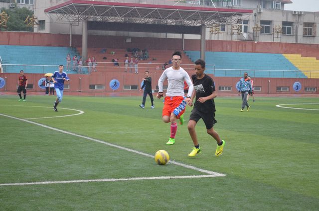 Alex kämpft erfolgreich um den Ball