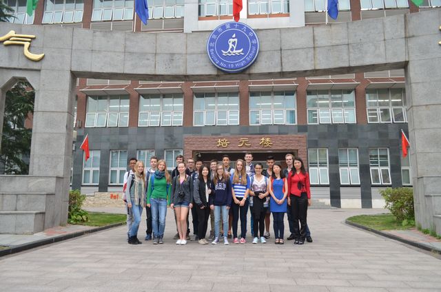 Gruppenfoto unter dem Eingangsbogen der Austauschschule