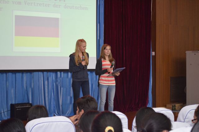 Helen und Clara halten eine wunderbare Dankesrede am Internationalen Nachmittag
