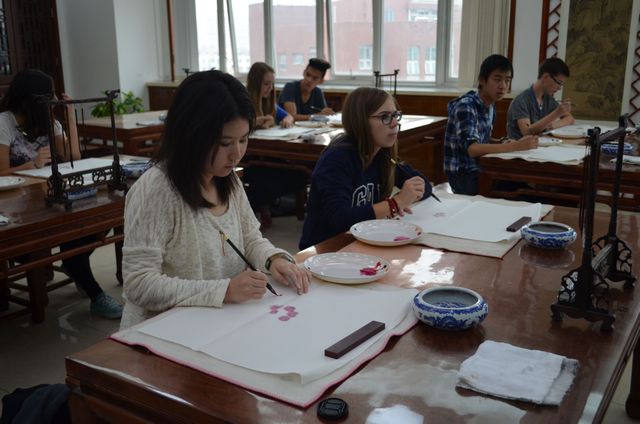 Wir deutschen Gastschüler in der Kalligraphie-Unterrichtstunde