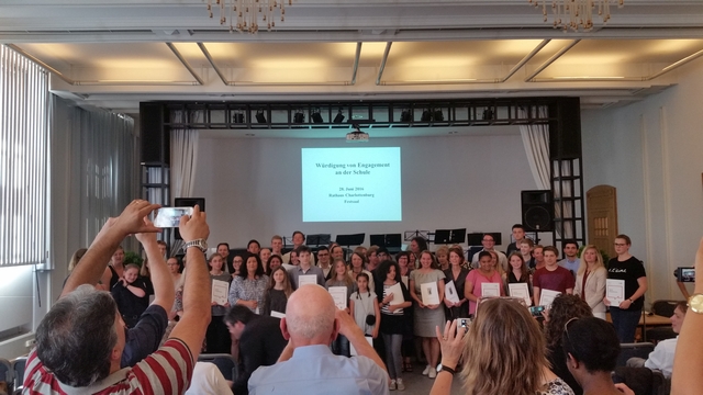 Ehrung im Festsaal des Rathaus Charlottenburg Übergabe der Ehrung im Festsaal