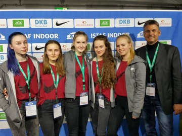 Herder-Schülerinnen beim ISTAF-Indoor Herder-Helfer 1