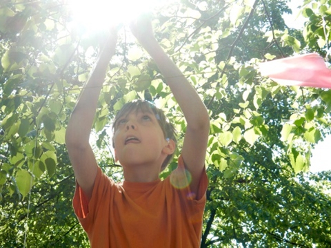 Junge beim Aufhängen