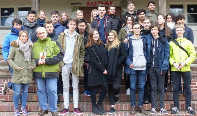 Gruppenfoto der Gedenkstättenfahrt nach Ravensbrück vor der Unterkunft