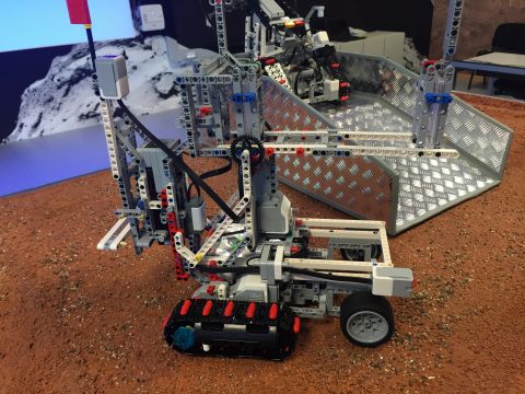 Lego-Roboter auf einer Mars-Oberfläche