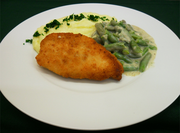 Hühnerschnitzel mit grünen Bohnen und Stampfkartoffeln Hühnerschnitzel mit grünen Bohnen und Stampfkartoffeln