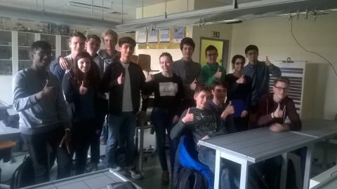 Begeisterte Schüler des LK Chemie beim Webinar Begeisterte Schüler des LK Chemie beim Webinar