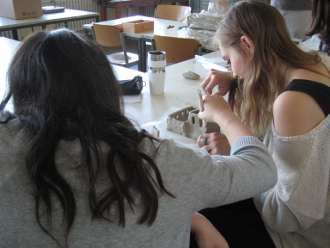 Schülerinnen bei der Arbeit