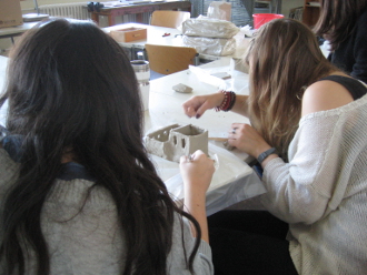 Schülerinnen bei der Arbeit