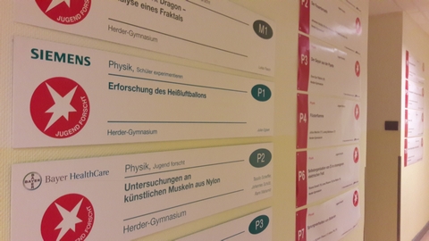 Jugend-forscht-Schilder im Physik-Trakt