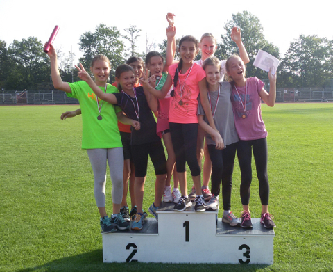 Gruppenfoto des Staffel-Teams der Mädchen aus den Klassen 5 und 6 (WK IV)