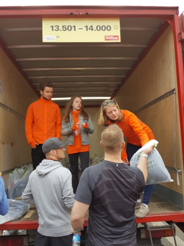 Helfer des Herder-Gymnasiums beim Berliner Halbmarathon 2017 akhttp://www.herder-oberschule.de/admin/pagetiv in den Kleider-LKWs