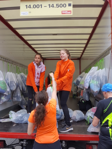 Helfer des Herder-Gymnasiums beim Berliner Halbmarathon 2017 aktiv in den Kleider-LKWs